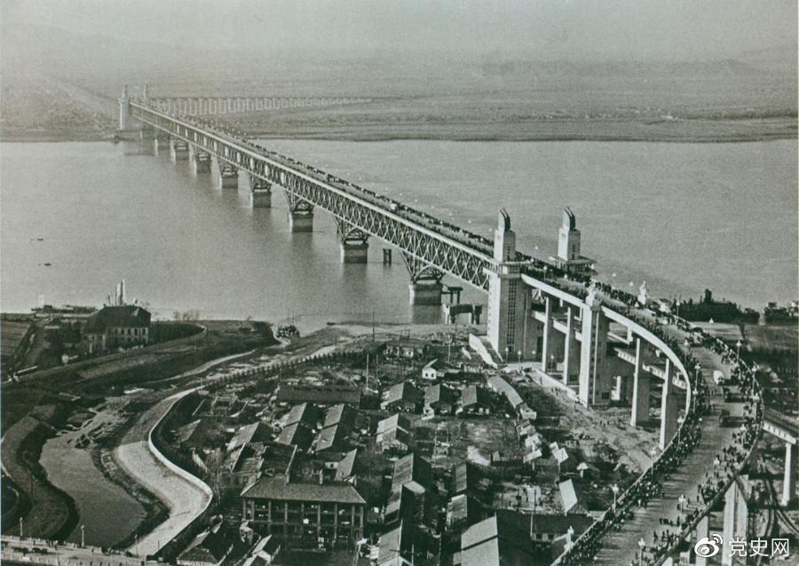 1968年12月29日， 南京長(zhǎng)江大橋全面建成通車(chē)。這是當(dāng)時(shí)中國(guó)自行設(shè)計(jì)建造的最大的鐵路、公路兩用橋。
